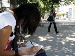 En el sector femenino el índice de desocupación registró un mayor decenso durante octubre al pasar de 7.20 a 5.99 por ciento. ARCHIVO  /