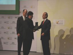 El Consejo Regulador del Tequila recibió de manos de Felipe Calderón el Premio Nacional Agroalimentario 2010. ESPECIAL  /