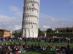 Los jóvenes se manifestaron en los jardines que rodean a la famosa Torre de Pisa. AP  /