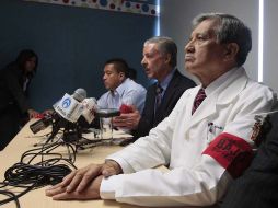 El director general, Jaime Agustín González , acompañado de los directores de las dos unidades hospitalarias. S.NUÑEZ  /