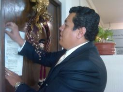 Julio César Guzmán pegó la notificación en la puerta de la oficina de uno de los consejeros, debido que se negó a recibirla. Z. RAMÍREZ  /