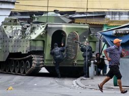 Tanque militar brasileño entra a las favelas para apoyar los operativos contra el narco. EFE  /