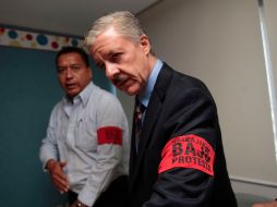 El director de Hospitales Civiles, Jaime Agustín González, anuncia que usarán una banda para mostrar su protesta. S. NÚÑEZ  /