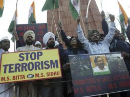 Integrantes del Frente Antiterrorista indio sostienen banderas indias y pancartas donde se puede leer ''detengan el terrorismo''. EFE  /