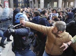 Universitarios italianos se enfrentan con la Policía en la Universidad de Florencia, en el segundo día de las manifestaciones. EFE  /