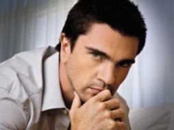 Juanes donó la chaqueta que lució en la inauguración del Mundial de Futbol de Sudáfrica. ESPECIAL  /