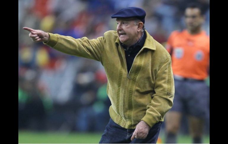 Manuel Lapuente se mostraba un poco tenso en el duelo del América ante Santos. NOTIMEX  /