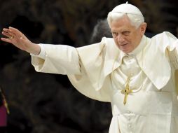 El Papa Benedicto XVI bendice a los fieles. EFE  /