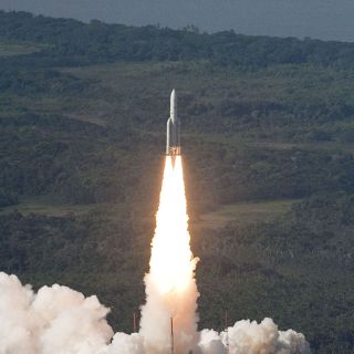 Lanzan cohete que pondrá en órbita satélites de telecomunicaciones