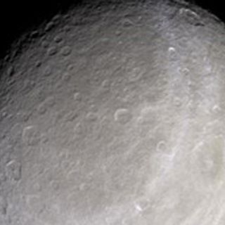 Atmósfera en luna de Saturno contiene oxígeno y dióxido de carbono