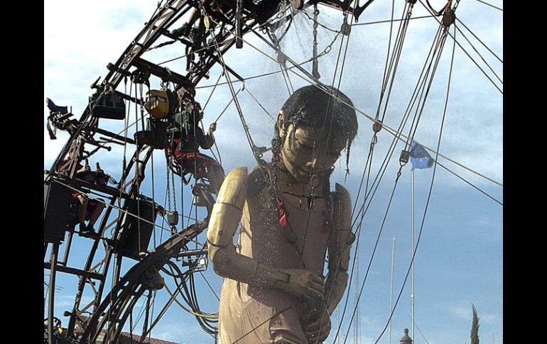 En su recorrido, la Pequeña se detuvo para tomar un baño. EFE  /