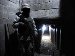 Autoridades de Estados Unidos resguardan la zona en que fue encontrado un nuevo narcotúnel en Tijuana. EFE  /