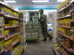 Un militar surcoreano compra suministros en una tienda de la islaYeonpyeong, en Corea del Sur. AP  /