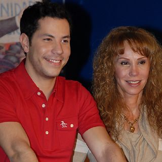 Christian Chávez plasma sus huellas en la Plaza de las Estrellas