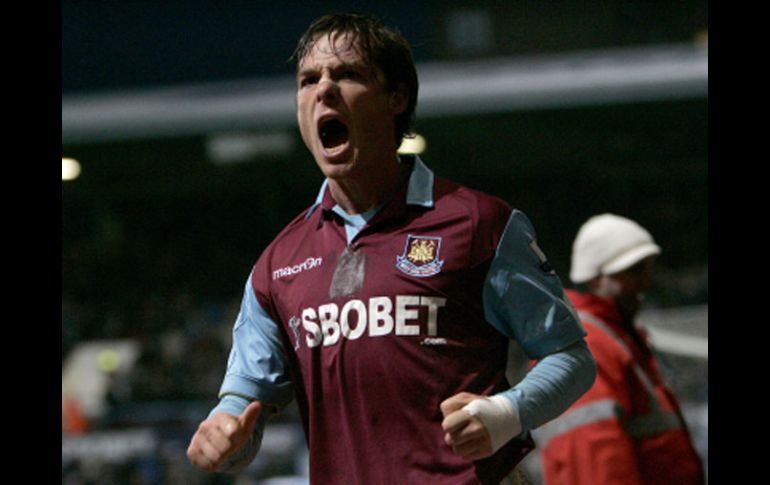 Scott Parker festejó el gol que le anotó al Wigan. AP  /