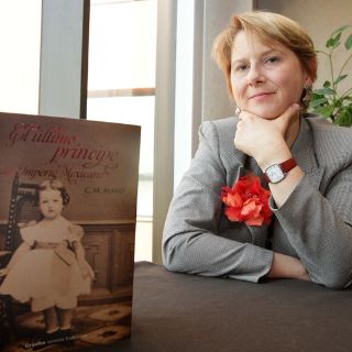 Catherine Mayo expresa a la monarquía como novela