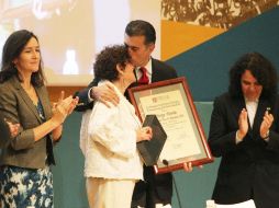 El secretario de Educación Alfonso Lujambio entregó el premio a Margo Glantz. A CAMACHO  /