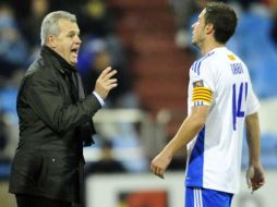 Javier Aguirre (der) da indicaciones a Fernández durante el partido que el Zaragoza perdió 3-0 ante Villarreal. AP  /
