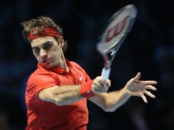 Federer se impuso al serbio Novak Djokovic y accedió a la final. AP  /