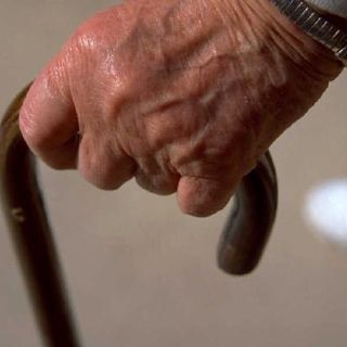 Acusan a anciano de atacar a policía con su bastón