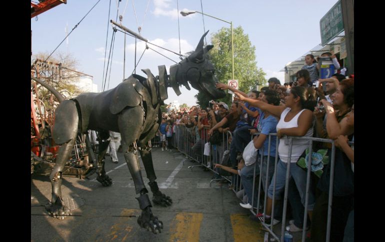 La gracia de Xolo conquistó a niños y adultos. La docilidad del can arrancó sonrisas y aplausos. A. GARCÍA  /