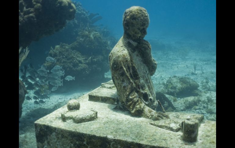 Las esculturas descansan sobre una base de cemento de doce toneladas.EFE  /