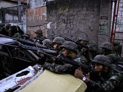Soldados montan operativo en Río de Janeiro contra los narcotraficantes atrincherados en la favela Alemao. AP  /