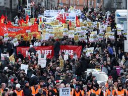 Miles de trabajadores de la Oficina Postal de Irlanda marchan por las calles de Dublín. AFP  /