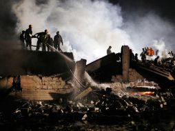 El avión con destino a Sudán explotó en llamas. Camiones de bomberos lanzaron espuma en el sitio del choque. REUTERS  /