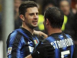El jugador brasileño del Inter de Milán Thiago Motta (izq.) celebra con su compañero Dejan Stankovic su gol ante el Parma. EFE  /