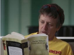 El escritor posa leyendo su más reciente obra. S. NUÑEZ  /