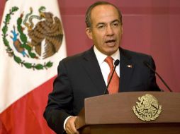 Calderón leyó su discurso en un enorme telepronter instalado a mitad del Auditorio Nacional. EFE  /