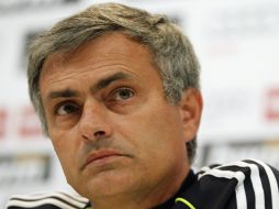 El estratega  del Real Madrid, José Mourinho conversa con la prensa sobre el duelo que se vivirá en el Camp Nou. REUTERS  /