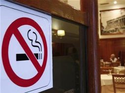 En la actualidad los gobiernos han trabajado en leyes que regulen los espacios de no fumadores. REUTERS  /