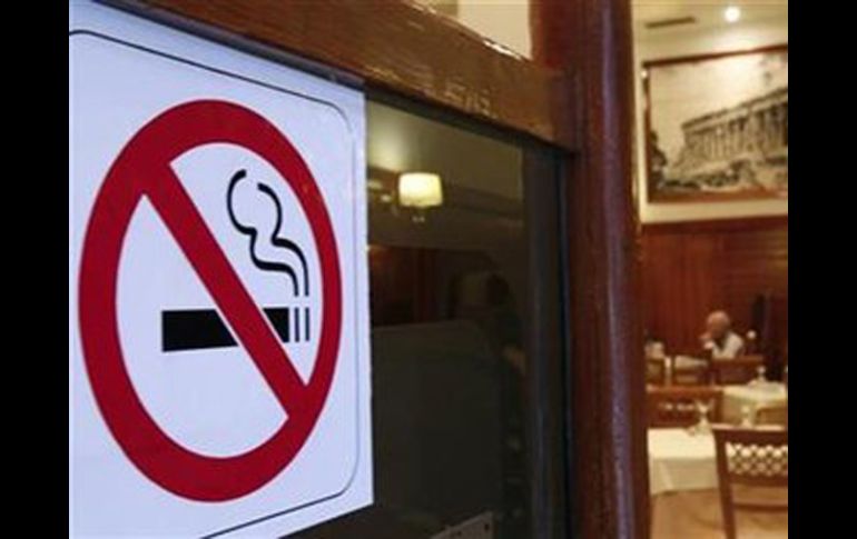 En la actualidad los gobiernos han trabajado en leyes que regulen los espacios de no fumadores. REUTERS  /