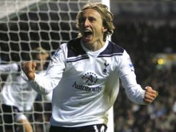 Luka Modric del Tottenham celebra el autogol que el jugador del Liverpool Martin Skrtel. EFE  /