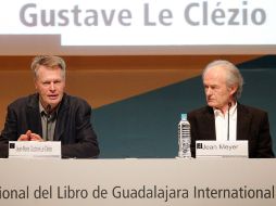 El escritor francés Jean-Marie Gustave Le Clézio y el historiador Jean Meyer, durante la conferencia magistral en la FIL. A. CAMACHO  /
