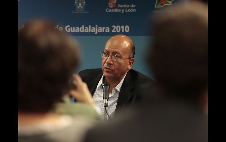 El poeta agradeció a los asistentes y compartió con ellos una pequeña anécdota. S. NUÑEZ  /