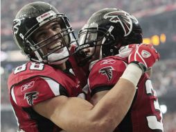 Los Halcones de Atlanta, González y Turner festejan la victoria ante el conjunto de Green Bay. AP  /