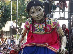 a peculiar familia continúa su paso sobre Avenida Alcalde; se espera que el evento concluya entre las 17 y 18 horas. A. GARCÍA  /