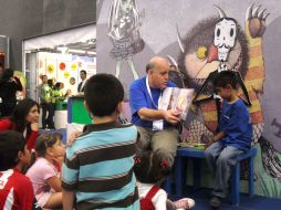 El cuentista Armando Ramírez ‘’captura’ a los niños que atentos lo escuchan. A.OROZCO  /