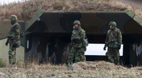 Marinos surcoreanos, en frontera con Corea de Norte. ARCHIVO  /