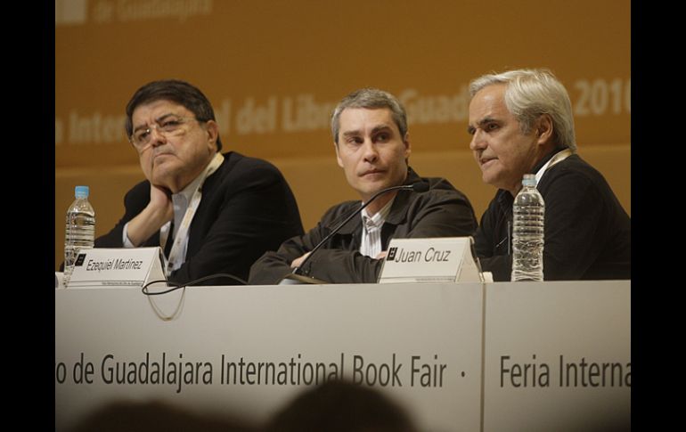 Homenaje a Tomás Eloy Martínez con Sergio Ramírez, Juan Cruz y Ezequiel Martínez. S.NÚÑEZ  /