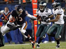 Johnny Knox, de los Osos, intenta librarse de los defensores de Filadelfia. REUTERS  /