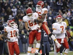 Los jugadores de Jefes celebran el triunfo ante los Halcones Marinos. AP  /