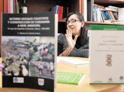 La directora editorial del ITESO, Hilda Elena Hernández, con algunas de las nuevas publicaciones.E. PACHECO  /