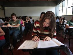 En licenciatura, siete de cada 10 jóvenes que realizan examen de admisión se quedan fuera por falta de espacios.EL INFORMADOR  /
