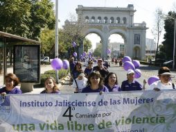La “Caminata por una Vida Libre de Violencia” partió ayer de Chapultepec y Vidrio hacia la Glorieta Minerva. M. FREYRÍA  /