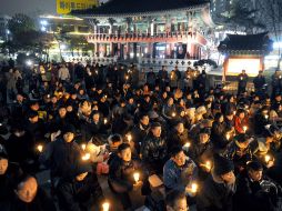Manifestaciones se reúnen con velas para expresar su oposición al ejercicio militar conjunto entre Corea del Sur y Estados Unidos. AFP  /