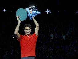 El tenista suizo Roger Federer levantando su trofeo de la Copa Masters, tras superar a Nadal. AP  /